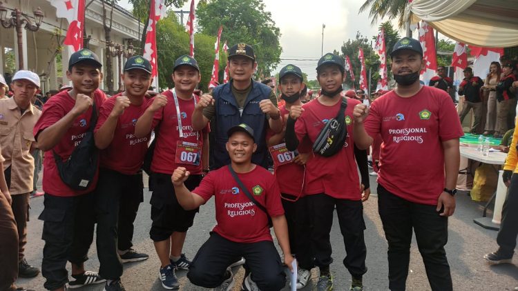 Pemuda LDII Lamongan bersama Bupati Lamongan, usai menuntaskan gerak jalan tapak tilas Mayangkara di garis finish. Foro: LDII Lamongan.