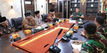 Jajaran DPP LDII beraudiensi dengan Asisten Teritorial Kepala Staf Angkatan Darat Aster Kasad Mayor Jenderal TNI Karmin Suharna di Markas Besar TNI AD Gambir Jakarta Jumat 1410 Dok LINES