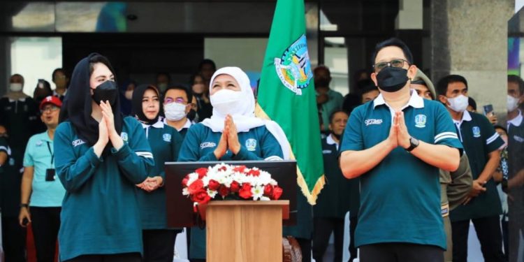 Gubernur Khofifah Indar Parawansa meluncurkan logo dan kick off rangkaian kegiatan peringatan Hari Jadi ke-77 Provinsi Jatim, di halaman Kantor Gubernur Jatim, Jalan Pahlawan 110 Surabaya, Jum’at (16/9). Dok: beritalima.com.