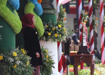 Gubernur Khofifah Indar Parawansa saat memimpin upacara peringatan Hari Santri di halaman Gedung Negara Grahadi, Surabaya, Sabtu (22/10). Dok: LINES.