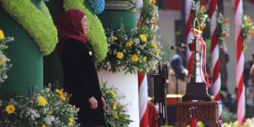 Gubernur Khofifah Indar Parawansa saat memimpin upacara peringatan Hari Santri di halaman Gedung Negara Grahadi Surabaya Sabtu 2210 Dok LINES