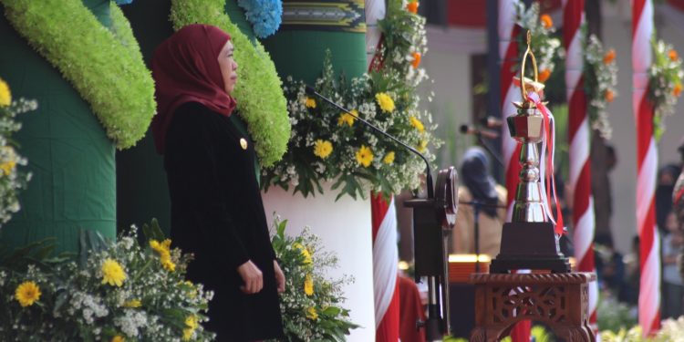 Gubernur Khofifah Indar Parawansa saat memimpin upacara peringatan Hari Santri di halaman Gedung Negara Grahadi, Surabaya, Sabtu (22/10). Dok: LINES.