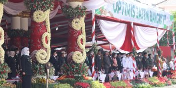 Gubernur Khofifah Indar Parawansa sebagai inspektur upacara peringatan Hari Jadi ke 77 Provinsi Jawa Timur Rabu 1210 mengajak masyarakat membangun karakter generasi bangsa Dok LINES