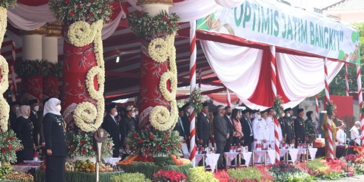 Gubernur Khofifah Indar Parawansa sebagai inspektur upacara peringatan Hari Jadi ke-77 Provinsi Jawa Timur, Rabu (12/10), mengajak masyarakat membangun karakter generasi bangsa. Dok: LINES.