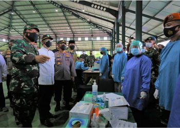 Panglima TNI Marsekal Hadi Tjahjanto bersama Menteri Kesehatan Budi Gunadi Sadikin dan Kapolri Jenderal Listyo Sigit Prabowo meninjau sentra vaksinasi yang digagas LDII di Padepokan Persinas ASAD, Jakarta, pada Selasa, 13 Juli 2021. Sekitar 100.000 orang warga mulai usia pelajar hingga dewasa divaksin. Dok: LINES.