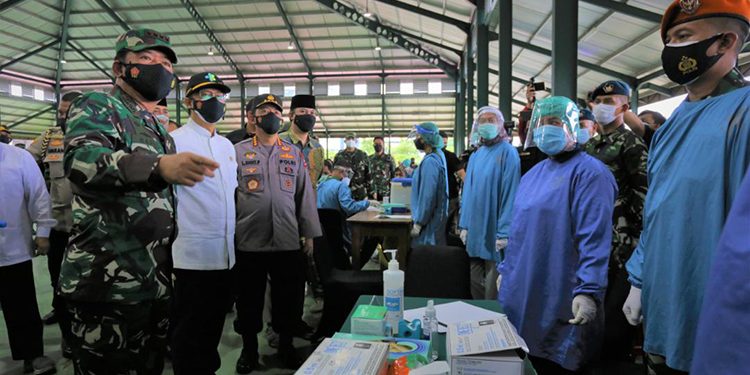 Panglima TNI Marsekal Hadi Tjahjanto bersama Menteri Kesehatan Budi Gunadi Sadikin dan Kapolri Jenderal Listyo Sigit Prabowo meninjau sentra vaksinasi yang digagas LDII di Padepokan Persinas ASAD, Jakarta, pada Selasa, 13 Juli 2021. Sekitar 100.000 orang warga mulai usia pelajar hingga dewasa divaksin. Dok: LINES.