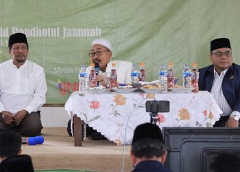 Ketua PBNU Bidang Keagamaan KH Ahmad Fahrur Rozi (tengah) saat memberikan tausyiah di hadapan 700 remaja LDII di Malang. Dok: LINES.