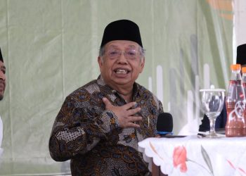 Guru Besar UIN Maulana Malik Ibrahim Malang Prof Dr KH Imam Suprayogo bertausyiah pada Pengajian Akbar Ukhuwah Islamiyah yang diselenggarakan oleh DPD LDII Malang di Masjid Roudhotul Jannah, Sabtu (29/10). Dok: LINES.