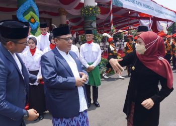 Ketua DPW LDII Jawa Timur KH Moch Amrodji Konawi (tengah) berbincang dengan Gubernur Khofifah Indar Parawansa seusai upacara peringatan Hari Santri di Halaman Gedung Negara Grahadi, Surabaya, Sabtu (22/10). Dok: LINES.