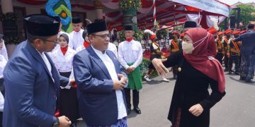 Ketua DPW LDII Jawa Timur KH Moch Amrodji Konawi tengah berbincang dengan Gubernur Khofifah Indar Parawansa seusai upacara peringatan Hari Santri di Halaman Gedung Negara Grahadi Surabaya Sabtu 2210 Dok LINES