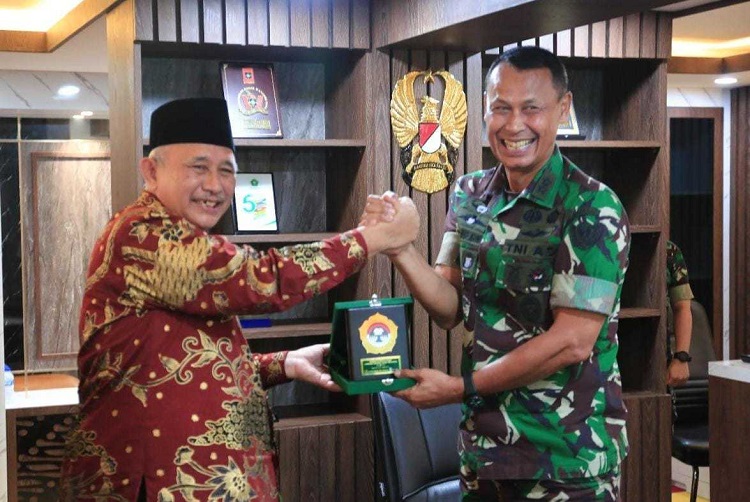 Ketua Umum DPP LDII KH Moch Amrodji Konawi dan Aster Kasad Mayor Jenderal TNI Karmin Suharna. Dok: LINES.
