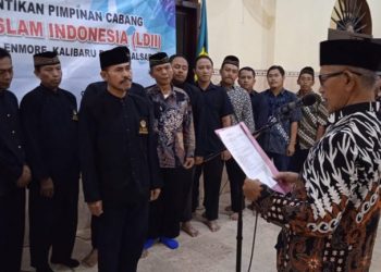 Ketua DPD LDII Banyuwangi H Astro Junaedi melantik kepengurusan lima Pimpinan Cabang (PC) Periode 2022-2027. Dok: LINES.