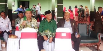 Wakil Ketua DPD LDII Kabupaten Bojonegoro H Agus Aripin kanan saat hadiri Peringatan HUT ke 77 TNI di Lapangan Kodim 0813 Rabu 510 Dok LINES