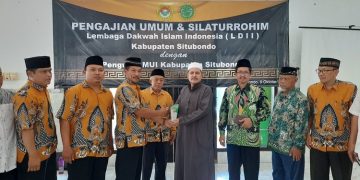 Ketua Umum MUI Situbondo Habib Muhammad Abubakar Al Muhdar menerima cinderamata dari pengurus DPD LDII Situbondo seusai mengisi tausyiah di pengajian di Masjid Nurul Haq Patokan Situbondo Minggu 910 Dok LINES