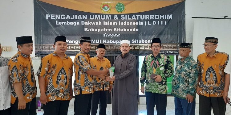 Ketua Umum MUI Situbondo, Habib Muhammad Abubakar Al Muhdar, menerima cinderamata dari pengurus DPD LDII Situbondo seusai mengisi tausyiah di pengajian di Masjid Nurul Haq, Patokan, Situbondo, Minggu (9/10). Dok: LINES.