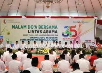 Kabupaten Bojonegoro menggelar malam doa bersama lintas agama sehari sebelum peringatan Hari Jadi ke-345 Kabupaetn Bojonegoro, Rabu (19/10).