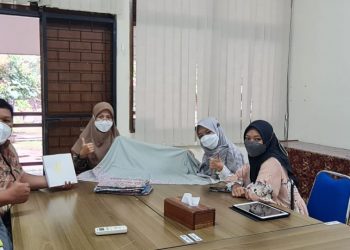 Mahasiswi Fakultas Kesehatan Masyarakat (FKM) Universitas Airlangga (Unair) Surabaya, Chofifah Ayu Kusumaningtyas bersama rekannya memggagas kewirausahaan berupa produk hijab berlabel Ulitha Hijab. Dok: LINES.