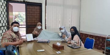 Mahasiswi Fakultas Kesehatan Masyarakat FKM Universitas Airlangga Unair Surabaya Chofifah Ayu Kusumaningtyas bersama rekannya memggagas kewirausahaan berupa produk hijab berlabel Ulitha Hijab Dok LINES