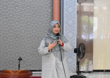 Ketua DPP LDII Bidang Pemberdayaan Perempuan dan Kesejahteraan Keluarga, Siti Nurannisaa memberikan pembekalan keterampilan parenting bagi remaja putri dan ibu-ibu dalam mengelola rumah tangga, Minggu (2/10). Dok: LINES.