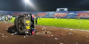 Tampak bangkai mobil Polisi selepas kerusuhan di Stadion Kanjuruhan Malang Sabtu 110