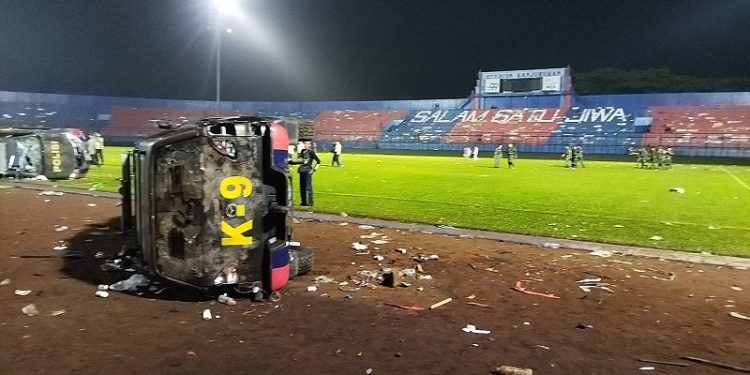 Tampak bangkai mobil Polisi selepas kerusuhan di Stadion Kanjuruhan Malang, Sabtu (1/10).