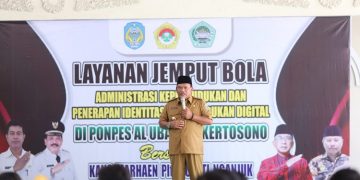 Plt Bupati Ngajuk Marhaen Djumadi tinjau Layanan Jemput Bola Administrasi Kependudukan dan Penerapan Identitas Kependudukan Digital di Ponpes Al Ubaidah Kertosono Nganjuk Jawa Timur Selasa 2510 Dok LINES