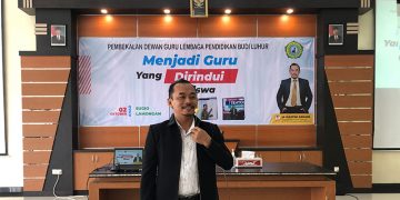 Motivator M Hasyim Ashari memberi pembekalan pada guru Yayasan Al Karim Sugio Lamongan Minggu 0210 Dok LINES