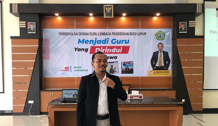 Motivator M Hasyim Ashari memberi pembekalan pada guru Yayasan Al Karim Sugio Lamongan Minggu 0210 Dok LINES