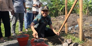 Kepala Desa Ngaresrejo M Ikhyani meletakkan batu pertama secara simbolis pembangunan Masjid di desa Ngaresrejo Sidoarjo Minggu 810 Dok LINES