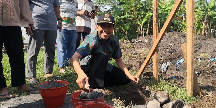 Kepala Desa Ngaresrejo M. Ikhyani meletakkan batu pertama secara simbolis pembangunan Masjid di desa Ngaresrejo, Sidoarjo, Minggu (8/10). Dok: LINES.