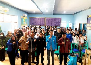 Ketua Pemuda LDII Kediri Asyhari Eko Prayitno (kanan) mengikuti pendidikan politik DPD KNPI Kota Kediri, Sabtu (15/10). Dok: LINES.