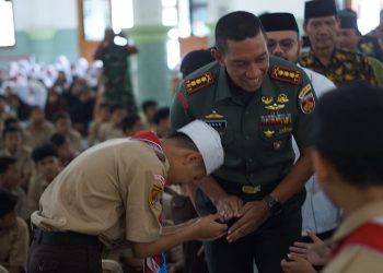 Komandan Korem 074/Warastratama, Kolonel Inf Anan Nurakhman memberikan wawasan kebangsaan di hadapan ratusan santri Ponpes Budi Utomo, Banjarsari, Solo, Kamis (3/11). Foto: LINES.