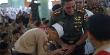 Komandan Korem 074Warastratama Kolonel Inf Anan Nurakhman memberikan wawasan kebangsaan di hadapan ratusan santri Ponpes Budi Utomo Banjarsari Solo Kamis 311 Foto LINES
