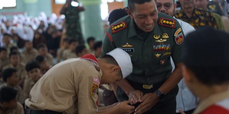 Komandan Korem 074/Warastratama, Kolonel Inf Anan Nurakhman memberikan wawasan kebangsaan di hadapan ratusan santri Ponpes Budi Utomo, Banjarsari, Solo, Kamis (3/11). Foto: LINES.