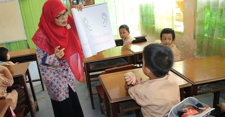 Guru SD Mengajar [Limawaktu Photo]