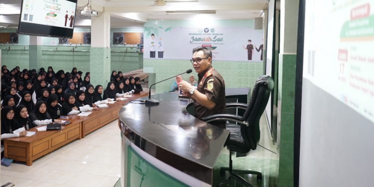 Kejari Nganjuk mengunjungi Ponpes Al Ubaidah Kertosono, Jawa Timur (17/11) untuk pembekalan hukum pada santri. Dok: LINES.