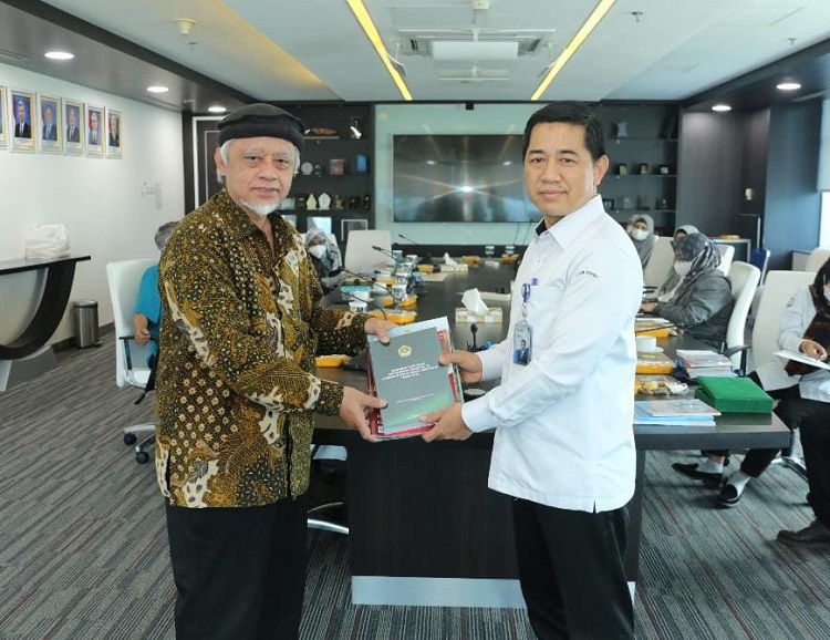 Ketua DPP LDII Bidang Lisdal Prof. Sudarsono saat beraudiensi dengan Ditjen Penguatan Daya Saing Produk Kelautan dan Perikanan, Machmud Suteja. Foto: LINES.