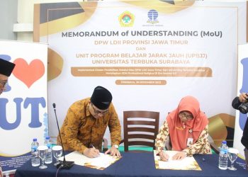Penandatangan nota kesepahaman (MoU) LDII Jatim dan UPBJJ Universitas Terbuka (UT) Surabaya, di Kantor DPW LDII Jatim, Sabtu (26/11). Dok: LINES.