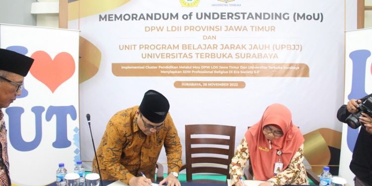 Penandatangan nota kesepahaman (MoU) LDII Jatim dan UPBJJ Universitas Terbuka (UT) Surabaya, di Kantor DPW LDII Jatim, Sabtu (26/11). Dok: LINES.