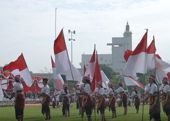 Puluhan penari kolosal Laskar Suroboro turut memeriahkan perihatan Hari Pahlawan 2022 di Tugu Pahlawan Surabaya, Kamis (10/11). Dok: LINES.