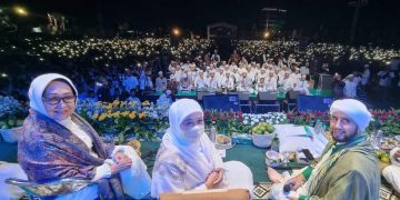 Gubernur Jawa Timur Khofifah Indar Parawansa tengah mengajak Masyarakat Mencari Keberkahan Allah SWT