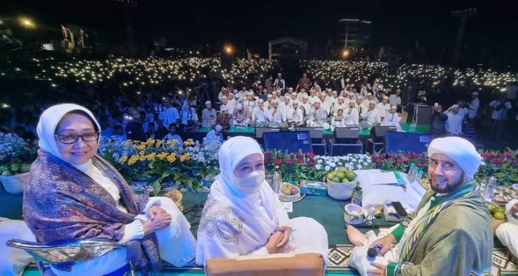 Gubernur Jawa Timur Khofifah Indar Parawansa tengah mengajak Masyarakat Mencari Keberkahan Allah SWT