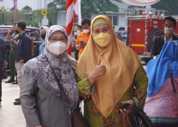 Ketua Wanita LDII Jawa Timur Hj Emie Santoso (kiri) bersama Ketua PW Asyiyah Jawa Timur Hj Siti Dalilah Candarawati saat mengikuti peringatan Hari Pahlawan, Kamis (10/11). Dok: LINES.
