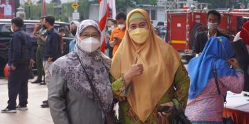 Ketua Wanita LDII Jawa Timur Hj Emie Santoso kiri bersama Ketua PW Asyiyah Jawa Timur Hj Siti Dalilah Candarawati saat mengikuti peringatan Hari Pahlawan Kamis 1011 Dok LINES