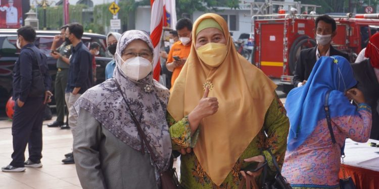 Ketua Wanita LDII Jawa Timur Hj Emie Santoso (kiri) bersama Ketua PW Asyiyah Jawa Timur Hj Siti Dalilah Candarawati saat mengikuti peringatan Hari Pahlawan, Kamis (10/11). Dok: LINES.