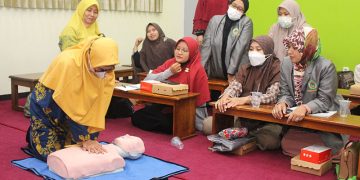 Seorang peserta mempraktikkan Resusitasi Jantung Paru RJP pada Pelatihan Bantuan Hidup Dasar BHD Kamis 2611 Dok LINES