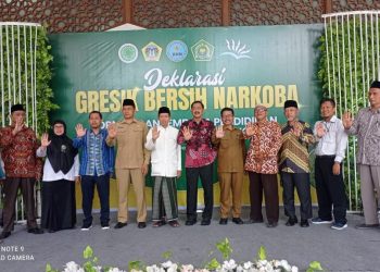 Bupati Gresik Fandi Akhmad Yani bersama Tokoh Agama dan Masyarakat (Togamas) Deklarasikan Gresik bersih narkoba di Aula Masjid Agung Gresik, Selasa (6/12). Dok: LINES.