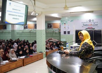 Kepala UPBJJ-UT Surabaya Dr Suparti menyosialisasikan program belajar UT Surabaya di Ponpes Al Ubaidah, Kertosano, Selasa (20/12). Dok: LINES.