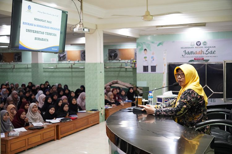Kepala UPBJJ UT Surabaya Dr Suparti menyosialisasikan program belajar UT Surabaya di Ponpes Al Ubaidah Kertosano Selasa 2012 Dok LINES