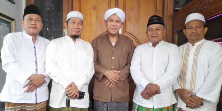 Pengurus DPD LDII Kabupaten Pasuruan bersilaturahim ke Pengasuh Ponpes Darullughah Wadda'wah (DALWA) Habib Segaf Baharun, Rabu (21/12). Dok: LINES.